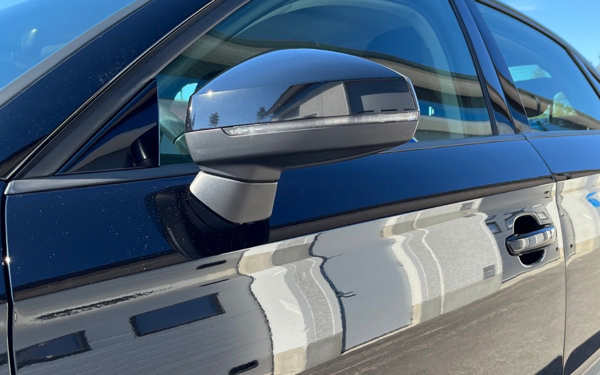 Kiiltävä ja huoliteltu auton maalipinta