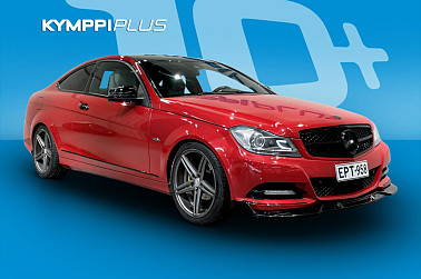 Mercedes-Benz C 180 BE Coupé ** Lohko+ pistoke / Xenon / P.tutkat / Harman Kardon / Navi / Urheiluistuimet  ** - Moottori vaihdettu 2023, uudella koneella ajettu ~88tkm. Hyvin pidetty ja valmis ajoon nyt.