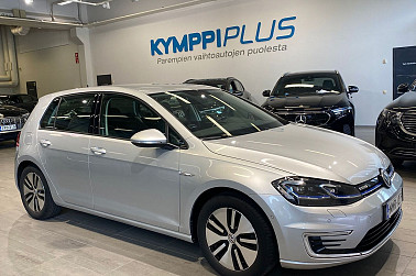 Volkswagen Golf e-Golf 100 kW (136 hv) automaatti ** LED / Navigointi / Mukavuusistuimet / P.kamera / Lämpöpumppu ** - Sähköinen ja tyylikäs e-Golf 2019, LED-valot, lämpöpumppu, CCS-lataus, SoH 91,6 %