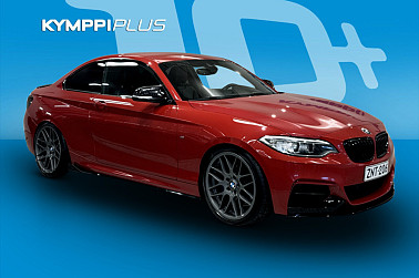 BMW M240i M240i A F22 xDrive Coupé ** / Todella upea / Harman Kardon / Proffa navi / Sporttinahat / ** - Tämän auton sporttipaketti tarjoaa huikean ajokokemuksen, tyylikkään ulkonäön ja BMW:n tunnetun ajodynamiikan.