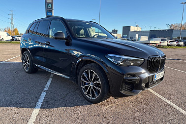 BMW X5 G05 xDrive45e A Charged Edition M Sport ** HUD / Comf. access / Panorama / Adapt. vak / Vetokoukku / HiFi / Nahkasisusta ** - Upeasti varusteltu X5 saapuu Oulun valikoimaan - ole nopea!