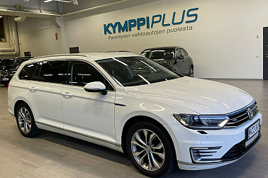 Volkswagen Passat Variant GTE Plug-In Hybrid 160 kW (218 hv) DSG-automaatti ** Koukku / P.kamera / Urheiluistuimet / Nahka-Alcantara ** - Taloudellinen Passat GTE, huollettu hyvin, kattavat varusteet ja vetokoukku.