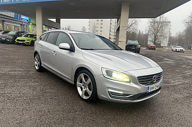 Volvo V60 D4 AWD Summum aut ** / Webasto / Kessy / Nahat / ** - Taloudellinen diesel, mukava ajaa ympäri vuoden nelivedon ja automaattivaihteiston ansiosta.