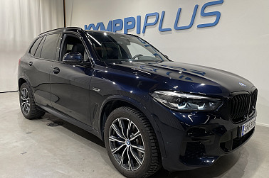 BMW X5 G05 xDrive45e A Charged Edition M Sport ** HUD / Comf. access / Panorama / Adapt. vak / Vetokoukku / HiFi / Nahkasisusta ** - Siististi pidetty varusteltu yksilö! Tehoa, taloudellisuutta ja ajo-ominaisuuksia samassa paketissa!