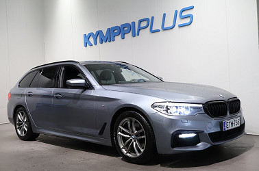 BMW 520 G31 Touring 520d A xDrive MHEV Business M Sport ** Webasto / Koukku / 360 kamera / Nahat / Display Key ** - Urheilullinen, turvallinen ja tyylikäs – BMW 520d xDrive M Sport vie ajamisen uudelle tasolle.