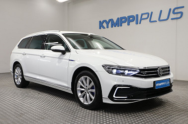 Volkswagen Passat Variant GTE Plug-In Hybrid 160 kW DSG-automaatti ** Webasto / Koukku / IQ. Light ** - RAHOITUSKORKO tähän autoon vain 2,49% - Kattavasti varusteltu GTE passat! Jakohihna vaihdettu 10/2025 ja huolto tehty hiljattain!