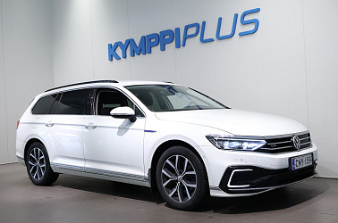 Volkswagen Passat Variant GTE Plug-In Hybrid 160 kW DSG-automaatti ** Koukku / Navi / P.Kamera / Webasto ** - SUOMI passatti odottaa jo uutta kuskia!