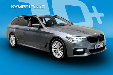 BMW 520 G31 Touring 520d A xDrive MHEV Business M Sport ** Webasto / Koukku / 360 kamera / Nahat ** - Urheilullinen, turvallinen ja tyylikäs – BMW 520d xDrive M Sport vie ajamisen uudelle tasolle.
