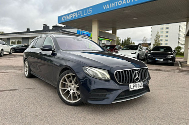 Mercedes-Benz E 220d T A Premium Business AMG * LED / HUD / Kääntyvä koukku / Burmester * - Mercedes-Benz E 220d T AMG – urheilullinen, tilava ja tyylikäs farmari. Premium Business -varustelu takaa huippuluokan ajomukavuuden.
