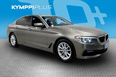 BMW 530 G30 Sedan 530e A Charged Edition Sport ** Suomi-auto / Peruutuskamera / Lämpöratti / Navi ** - RAHOITUSKORKO tähän autoon vain 2,49% - ** Aviloo SoH 82,7% / Ambient Light / Metalliväri **