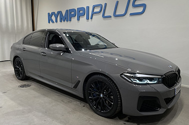 BMW 545 G30 Sedan 545e xDrive A Charged Edition M Sport ** Suomi-auto / Vetokoukku / HiFi / Sporttipenkit / Nahkasisusta / Peruutuskamera ** - Upeasti varusteltu 545 M-Sport BMW saapunut Oulun valikoimaan, tämä auto ei jätä kylmäksi!