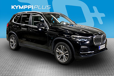 BMW X5 G05 xDrive45e A Charged Edition ** Suomi-auto / 1 omistaja / 2 x renkaat / Aviloo 88,3 ** - Tehokas ja ylellinen ladattava hybridi, pitkä sähköajo ja huippuvarustelu