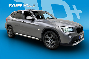BMW X1 A E84 SAV Business ** Suomi-auto / Xenon / Panorama / Vakkari / Moottorilämmitin ** - Nelivetoa talven liukkaille, Panorama-katosta tilantuntua!.