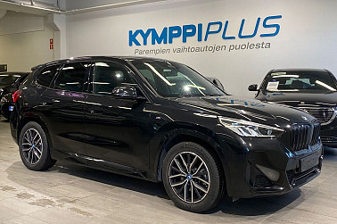 BMW iX1 U11 30 xDrive**M Sport / Lämpöpumppu / Widescreen / Navi / BMW Live Cockpit** - BMW iX1 xDrive30 M Sport 68 kWh – Tehoa, tyyliä ja täyttä sähköistä ajonautintoa