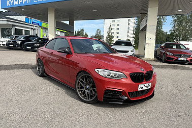 BMW M240i M240i A F22 xDrive Coupé ** / Todella upea / Harman Kardon / Proffa navi / Sporttinahat / ** - Tämän auton sporttipaketti tarjoaa huikean ajokokemuksen, tyylikkään ulkonäön ja BMW:n tunnetun ajodynamiikan.