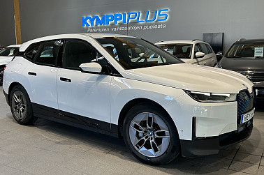 BMW iX xDrive40 **Driving Assistant / LED / Comfort Access / Vetokoukku** - BMW iX xDrive40 – Tehoa, tyyliä ja sähköistä mukavuutta! Varaa omasi ennen kuin tämä huippuauto menee!