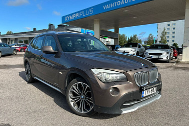 BMW X1 xDrive 23d A E84 SAV * Vetokoukku / Sport-penkit / Vakionopeudensäädin * - BMW X1 xDrive23d – tehoa ja tyyliä! Neliveto, automaatti, huollettu ja heti ajoon. Täydellinen kumppani kaikkiin keleihin!
