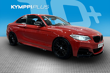 BMW M240i M240i A F22 xDrive Coupé ** / Todella upea / Harman Kardon / Proffa navi / Sporttinahat / ** - Tämän auton sporttipaketti tarjoaa huikean ajokokemuksen, tyylikkään ulkonäön ja BMW:n tunnetun ajodynamiikan.