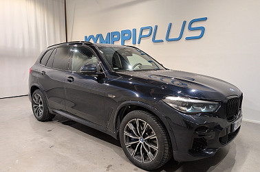 BMW X5 G05 xDrive45e A Charged Edition M Sport ** HUD / Comf. access / Panorama / Adapt. vak / Vetokoukku / HiFi / Nahkasisusta ** - Upeasti varusteltu X5 saapuu Oulun valikoimaan - ole nopea!