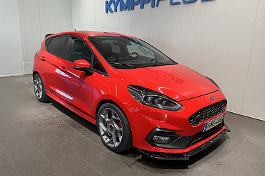 Ford Fiesta 1,5 EcoBoost 200hv M6 ST 5-ovinen. ** Lohko ja sisäp. / Bang & Olufsen / Recaro ** - Todella Tyylikäs ja sporttinen Race Red värillä oleva Fiesta.