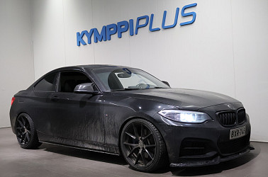 BMW 235 F22 Coupe M235i A xDrive **Comfort access, Prof.Navi, HarmanKardon, M-sport jarrut** - Asiallisesti rakennettu ja näyttävä kokonaisuus.