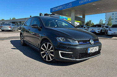 Volkswagen Golf GTE Plug-In Hybrid 150 kW (204 hv) DSG * ACC / LED / Vetokoukku / Nahkaverhoilu * - Urheilullinen hybridi 150 kW teholla! Kiihdytä sähköllä, lataudu ja lähde liikkeelle. GTE on voimaa ilman kompromisseja.