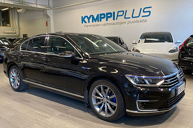 Volkswagen Passat Sedan GTE Plug-In Hybrid 160 kW (218 hv) DSG-automaatti ** Vetokoukku / ACC / Navigointi / Urheiluistuimet ** - LED-valot, Navi, CarPlay, lämmitin, peruutuskamera, Park Assist, vetokoukku.