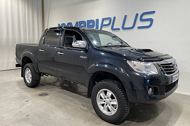 Toyota Hilux Double Cab 3,0 D-4D 4WD 171 SR aut. ** Vetokoukku / Webasto / Korotettu alusta - Kahdet renkaat vanteineen / Kattavasti huollettu / Vakionopeudensäädin / Ilmastointi