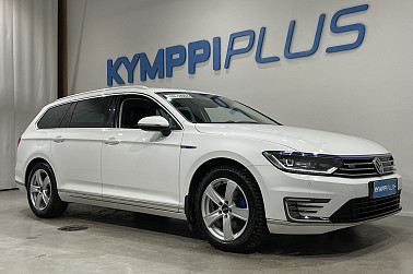 Volkswagen Passat Variant GTE Plug-In Hybrid 160 kW (218 hv) DSG-automaatti** Digimittaristo / Webasto / SoH 92,4 / Adapt.vak / Nahka-alcantra** - Tämä Passat GTE on fiksun kuljettajan unelma – sähköllä sujuvat arkimatkat, bensalla taittuvat pidemmät reissut. Tyylikäs, hil