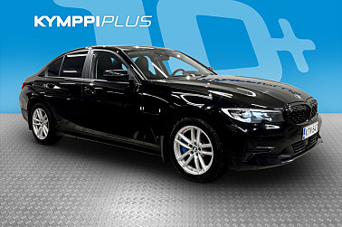 BMW 330 G20 Sedan 330e xDrive A Charged Edition * LED / ACC / Sport-penkit / Vetokoukku * - BMW 330e xDrive Charged Edition – sähköistetty voima, premium-mukavuus ja urheilullinen tyyli yhdessä paketissa