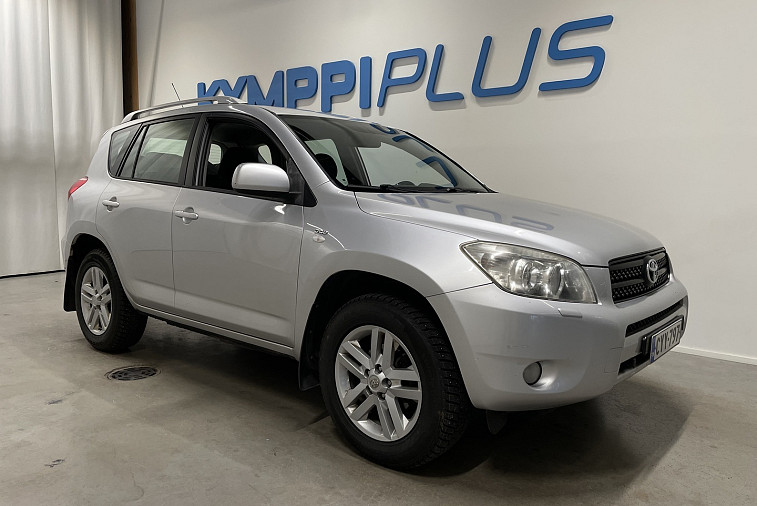 Toyota RAV4 2,2 D-4D 136 Clean Power 4WD - ** Suomi-auto / Koukku / Vakkari / 2x renkaat ja vanteet **