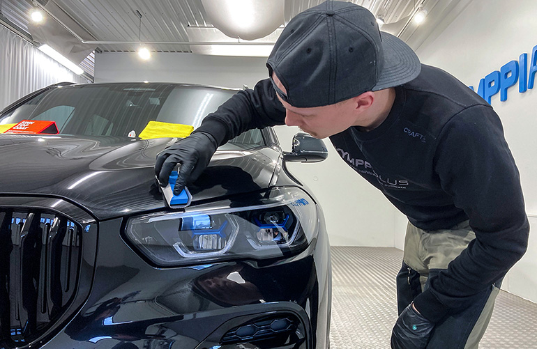 Kattavat fiksauspalvelut aina käsinpesusta korkealuokkaisiin maalipintojen suojauksiin!